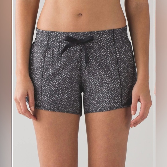 Lululemon Hotty Hot 4” Short Reflective
Frozen Fizz Reflective Silver Size 8 - Picture 3 of 9